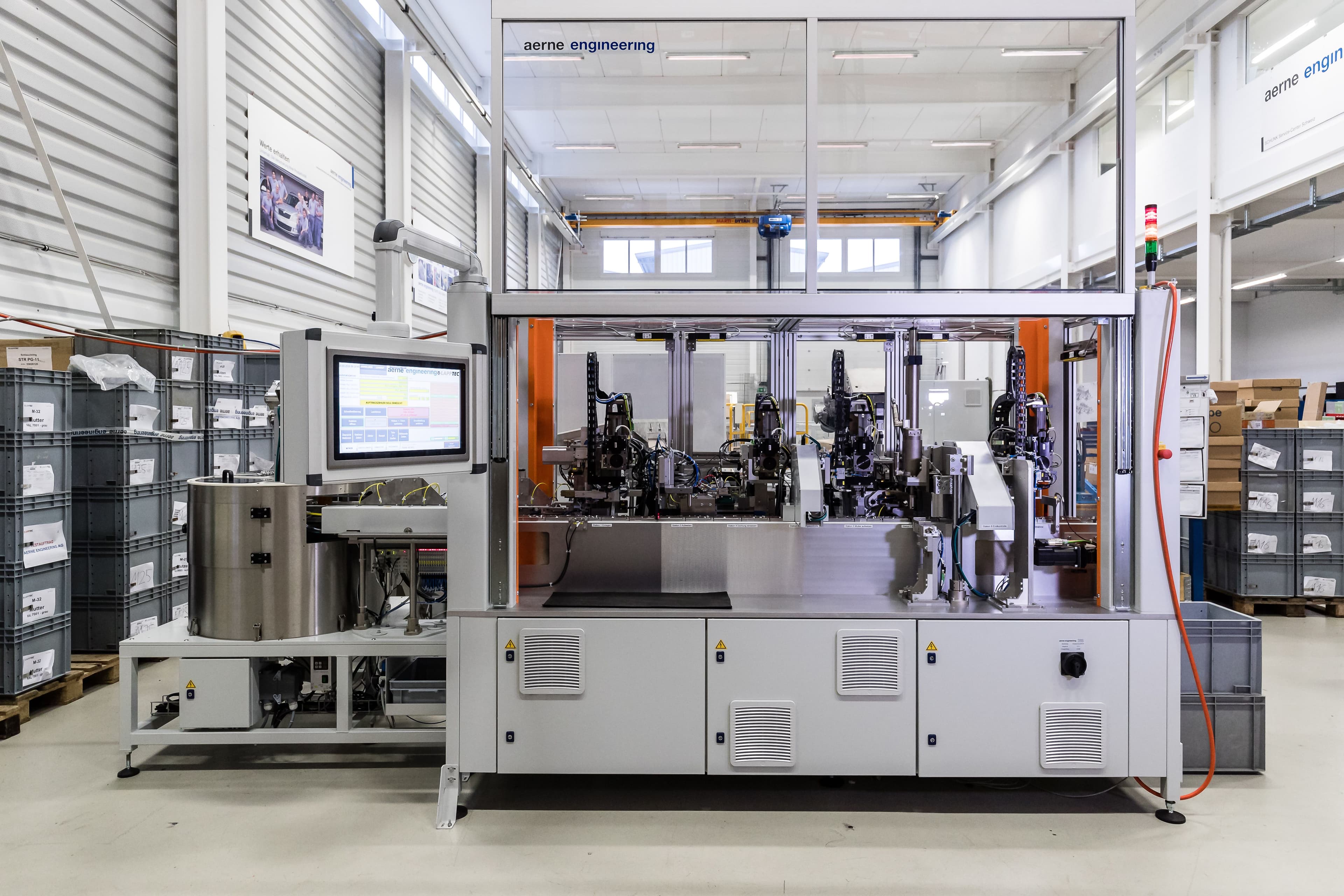 Vorderansicht des automatisierten Montageautomaten für SKINTOP-Komponenten.